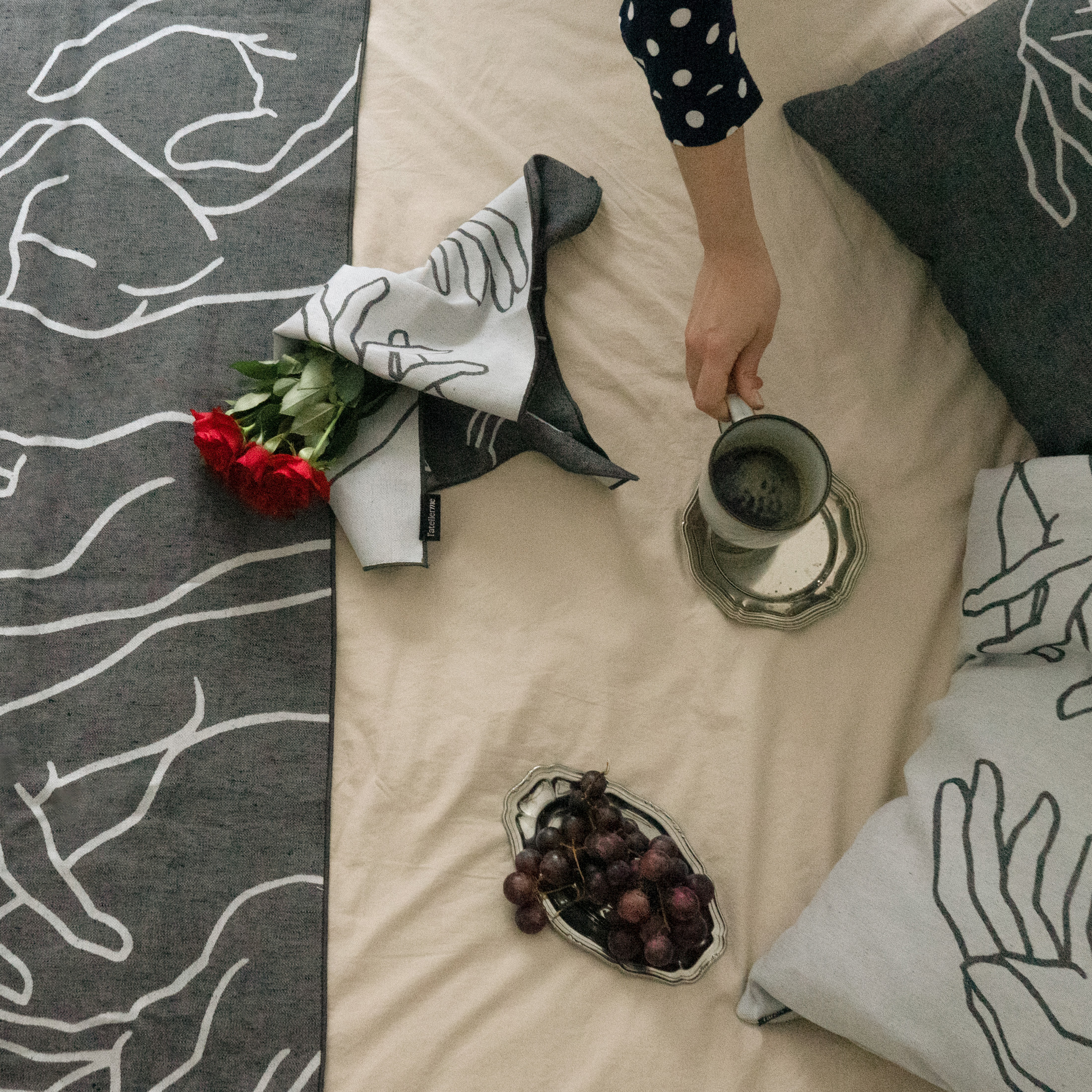 Reversible jacquard Manos table runner 50 x 140 - Image 6