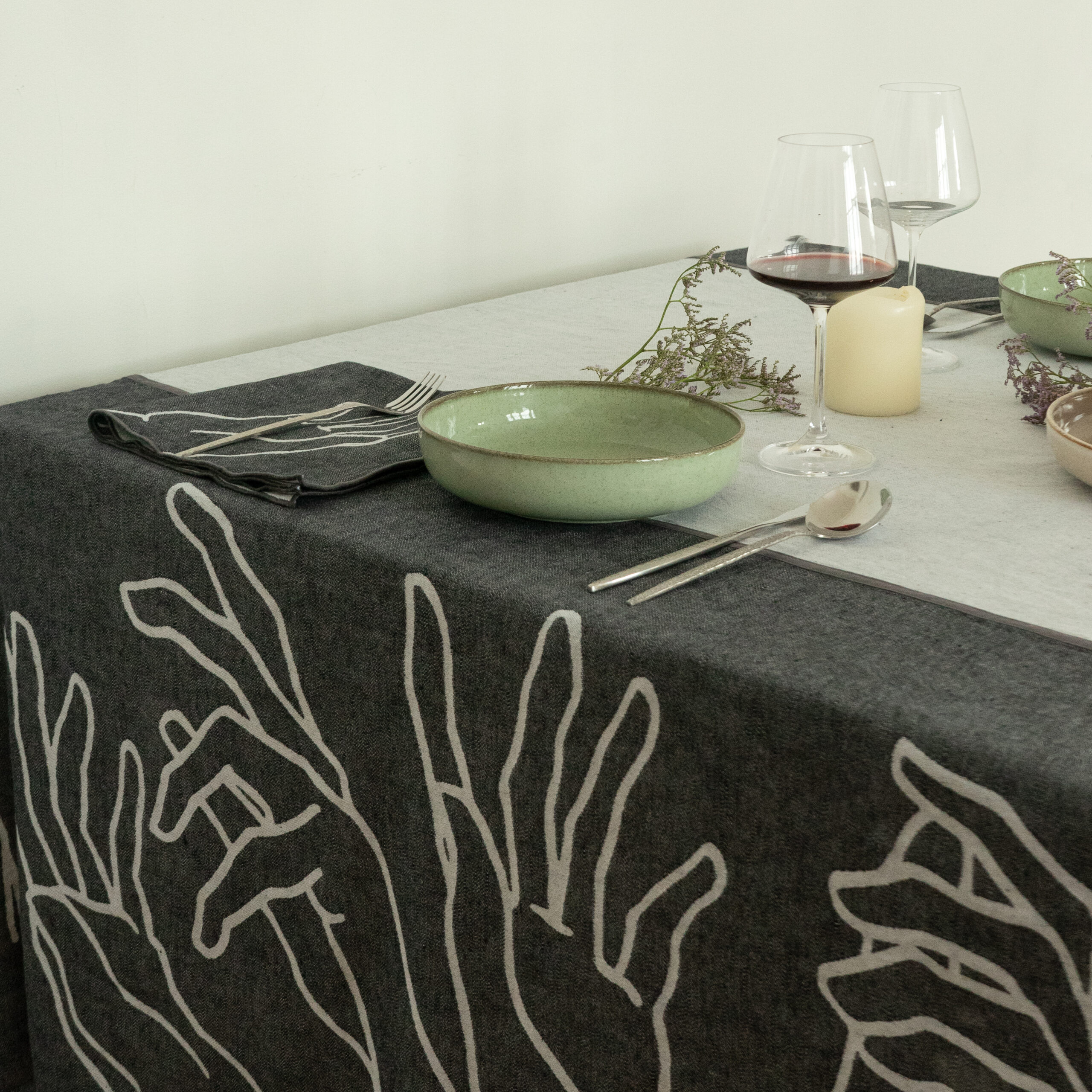 Manos reversible jacquard tablecloth 195 x 280 · Blue bias - Image 6