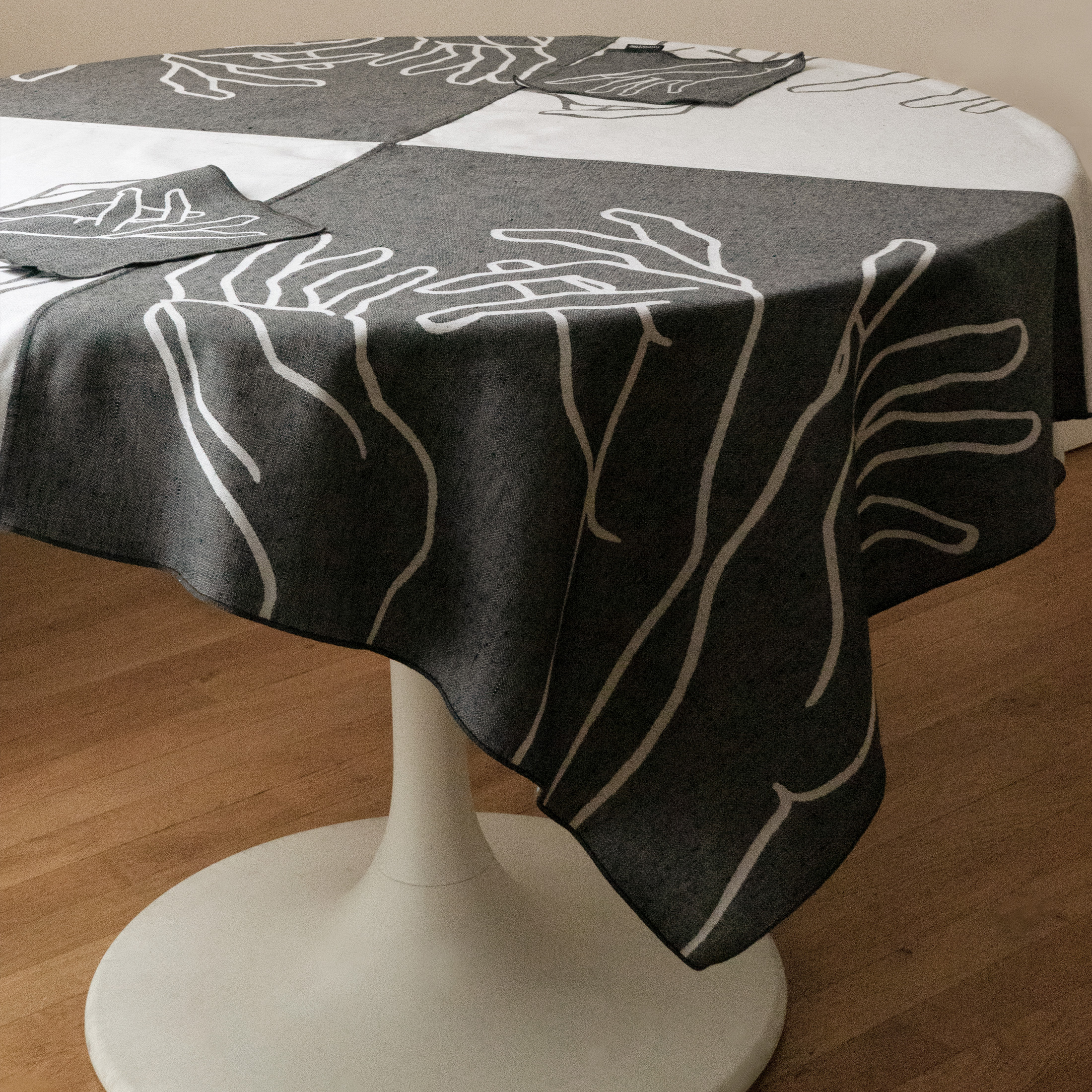 Manos reversible jacquard tablecloth 130 x 140 · Grey bias - Image 3