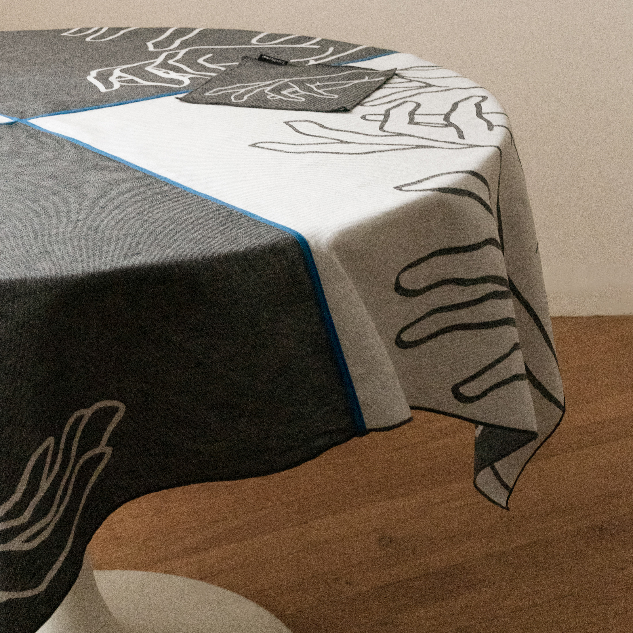 Nappe Manos réversible en jacquard 130 x 140 · Biais bleu – Image 3