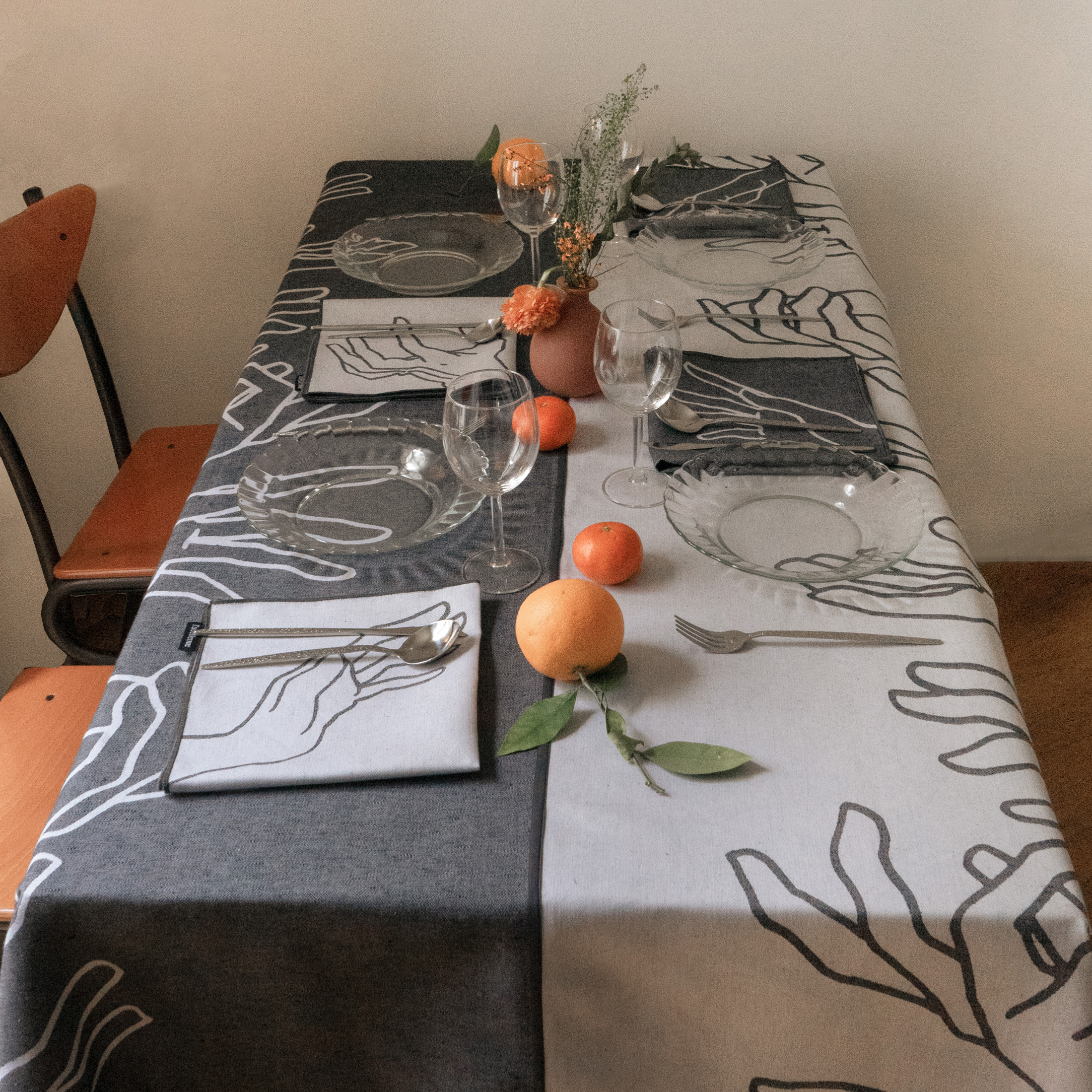Manos reversible jacquard tablecloth 130 x 215 · Grey bias - Image 4